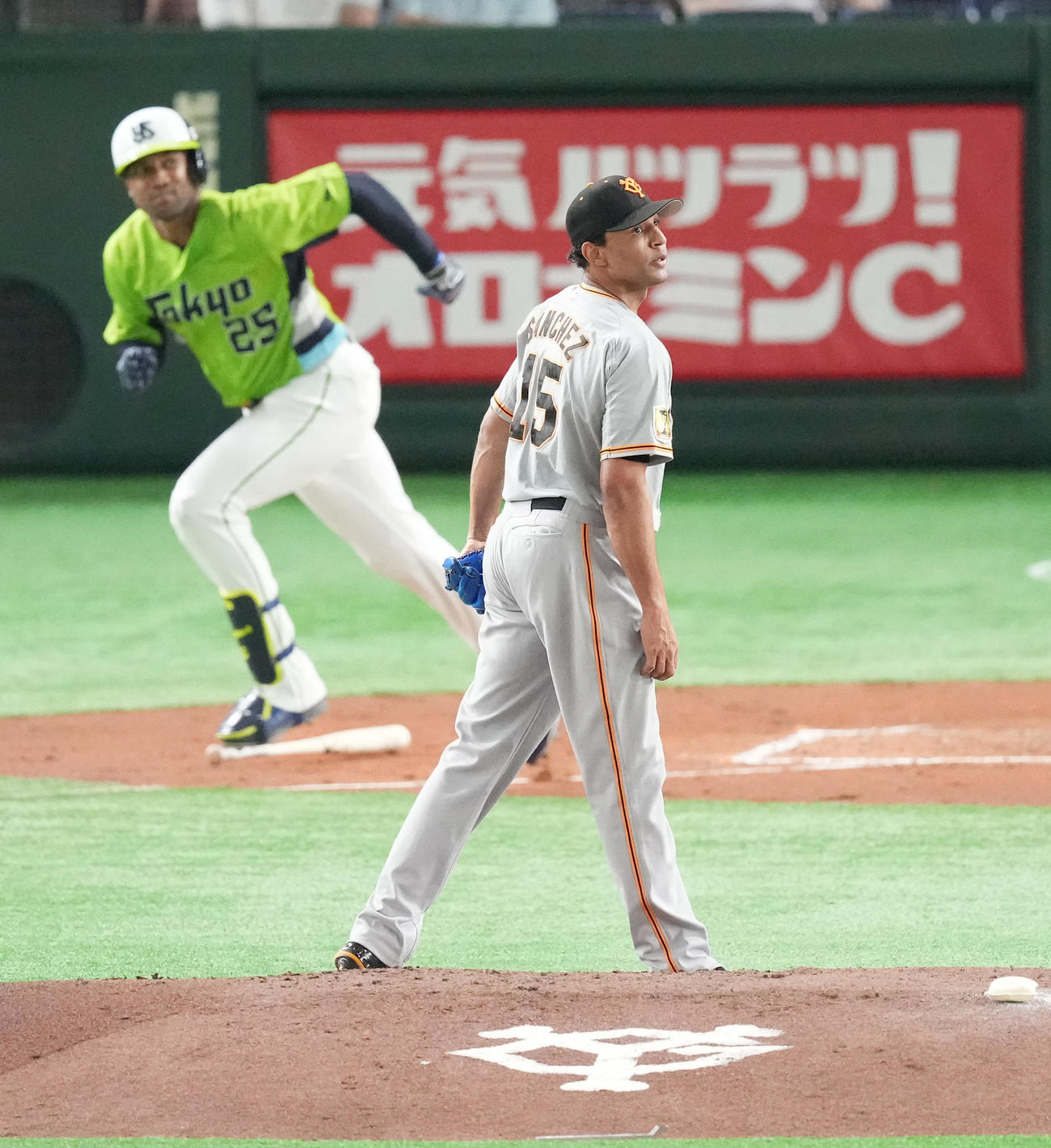 巨人対ヤクルト　2回表ヤクルト1死、サンタナ（左）に本塁打を打たれるサンチェス（撮影・菅敏）