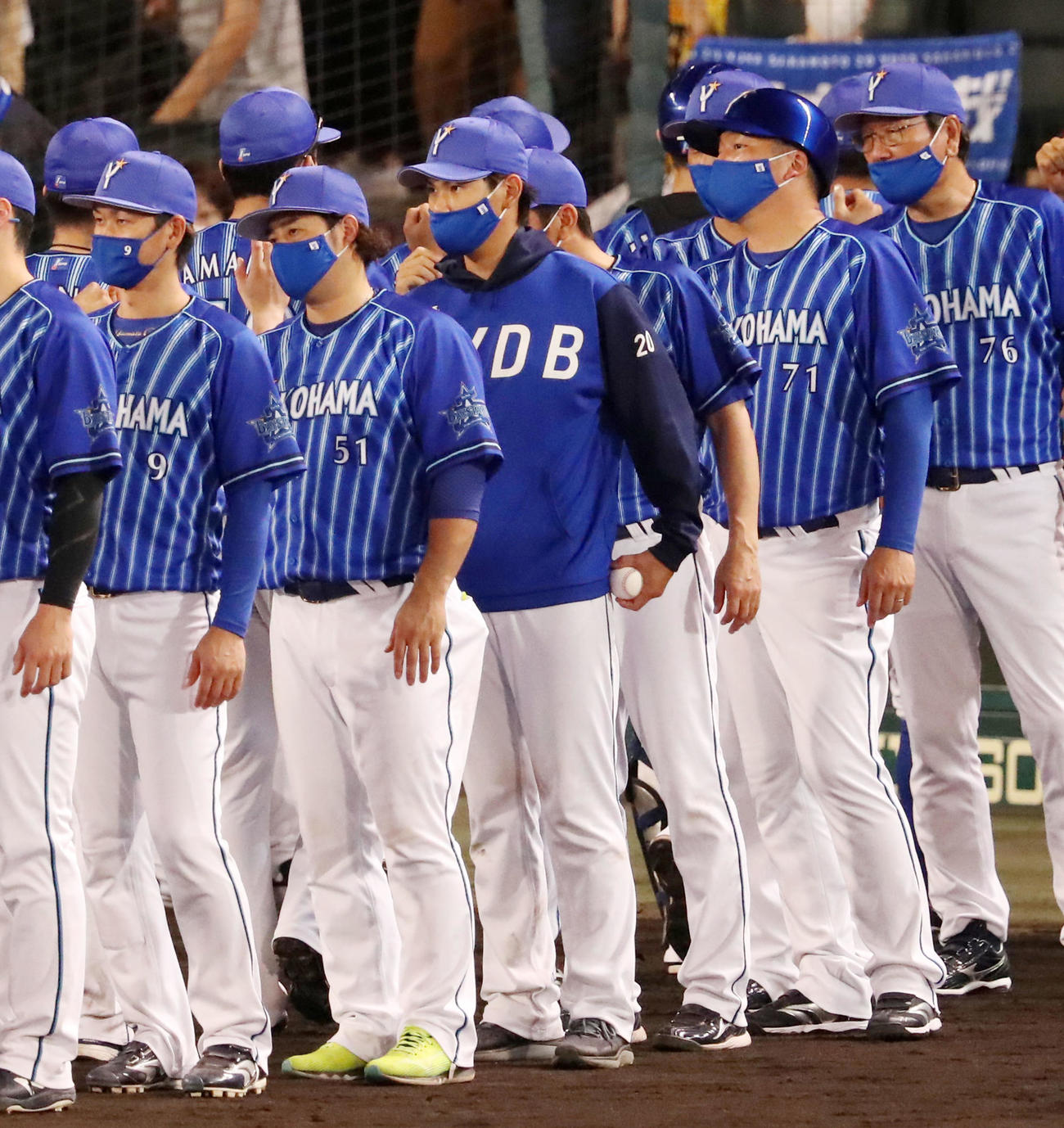 阪神対DeNA　勝利球を手にナインを迎える坂本（撮影・加藤哉）