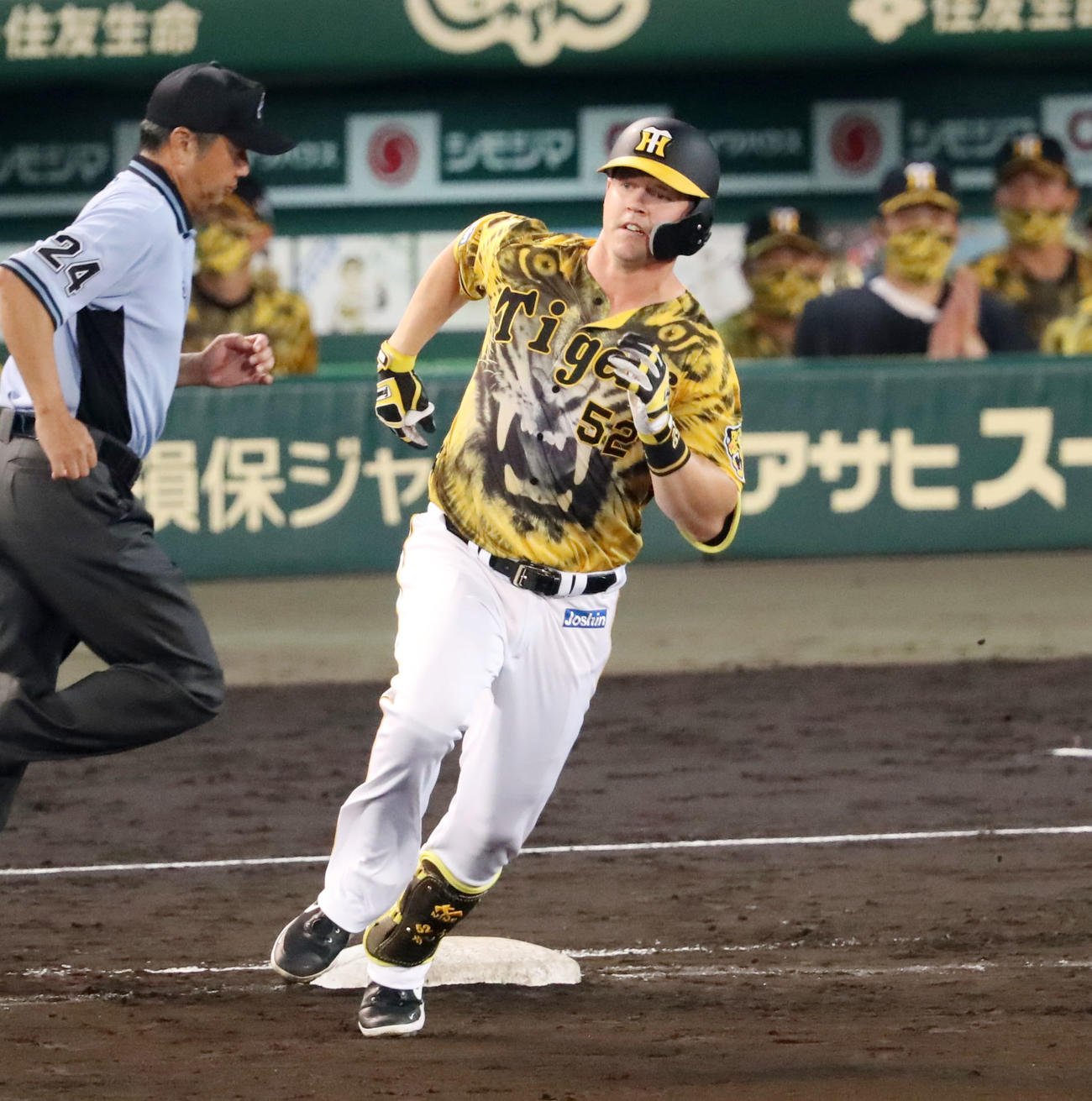 阪神対DeNA 7回裏阪神無死、サンズは右越え二塁打を放つ（撮影・加藤哉）