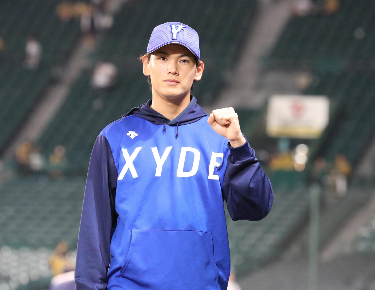 阪神対DeNA 7回1失点で今季3勝目をあげポーズをみせるDeNA坂本（撮影・清水貴仁）