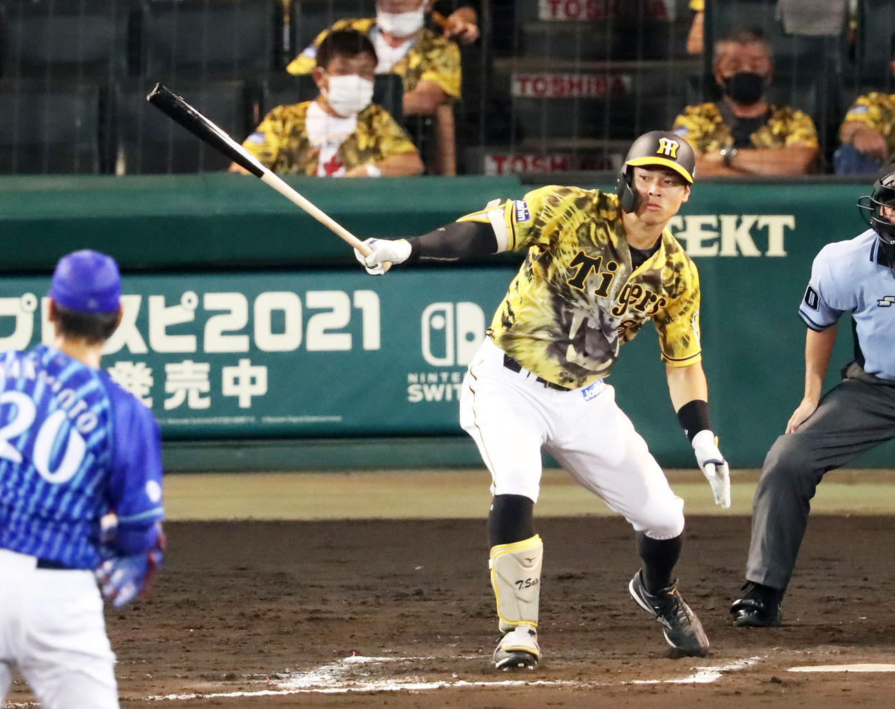 7回裏阪神無死二塁、佐藤輝は右前適時打を放つ（撮影・加藤哉）