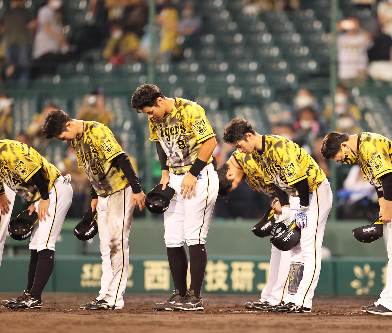 DeNAに敗れファンにあいさつする佐藤輝ら阪神ナイン（撮影・清水貴仁）