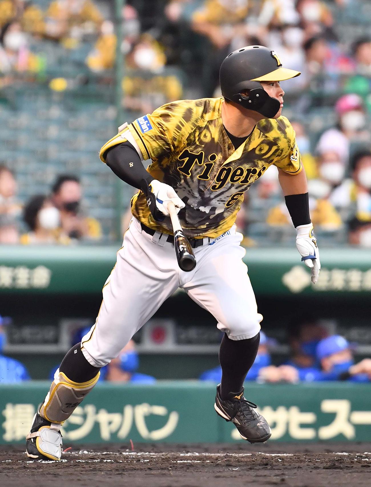 2回裏阪神2死、左中間へ二塁打を放つ佐藤輝（撮影・上田博志）