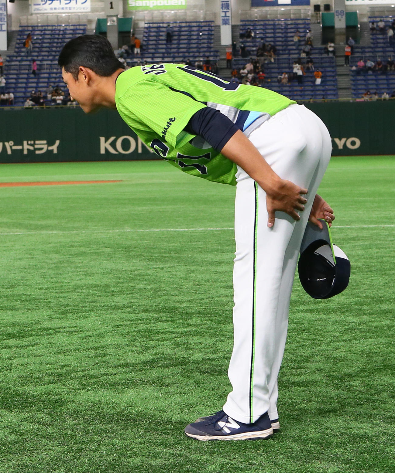 巨人対ヤクルト　スタンドにていねいにお辞儀するヤクルト奥川（撮影・足立雅史）
