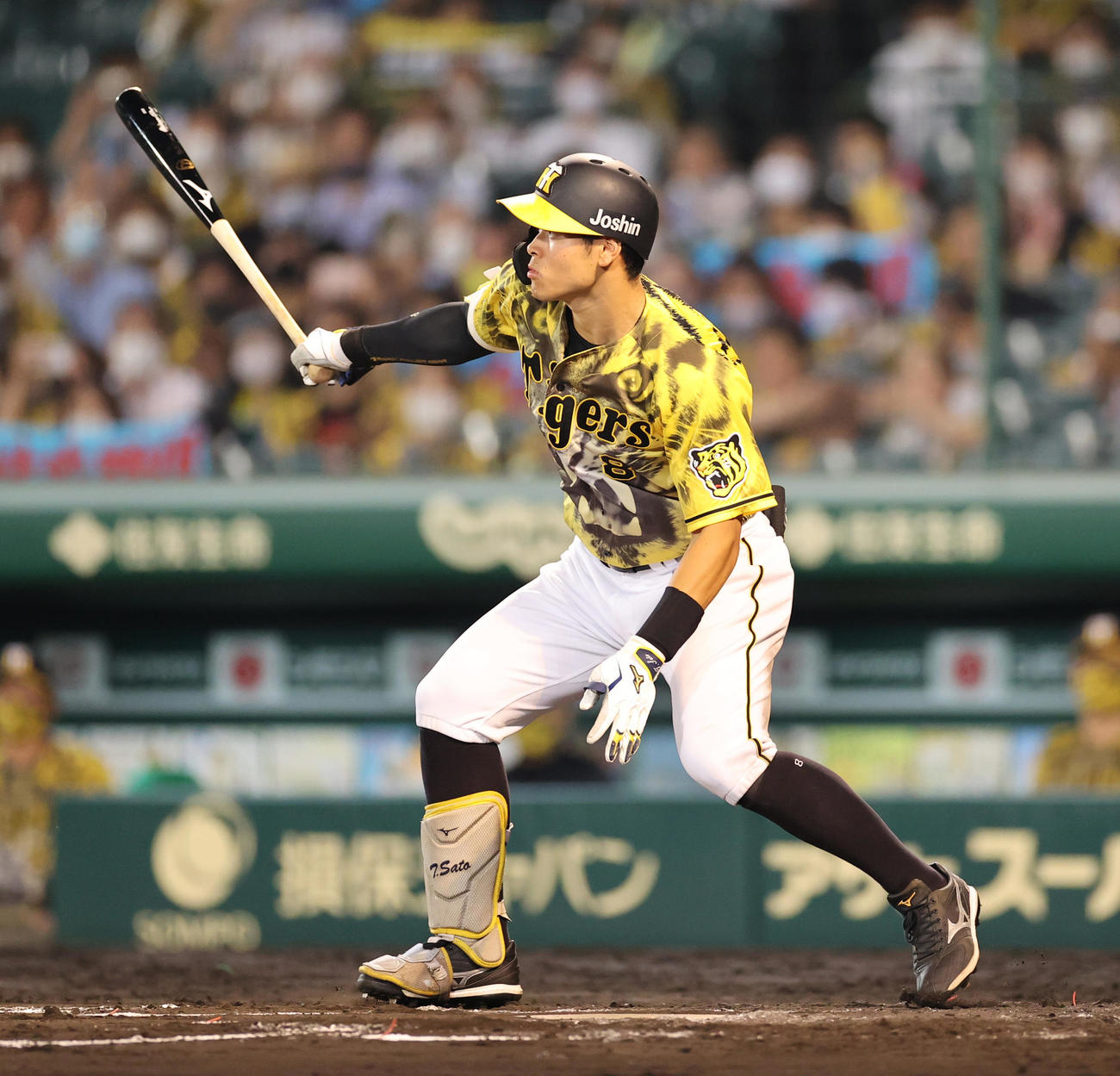 阪神対DeNA 7回裏阪神無死二塁、右前へ適時打を放つ佐藤輝（撮影・清水貴仁）