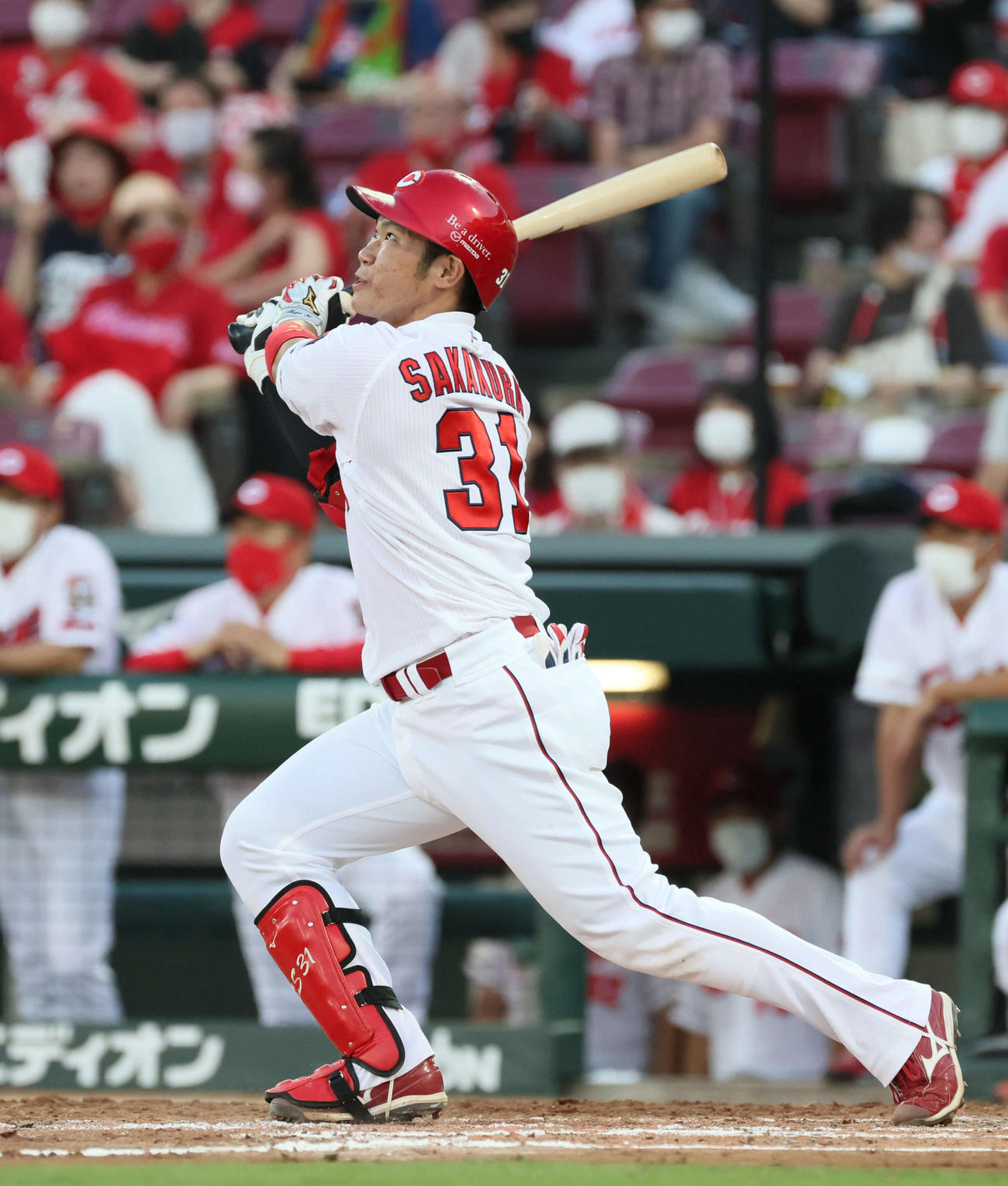 広島対中日　3回裏広島2死一、三塁、坂倉は右中間に勝ち越し3点本塁打を放つ（撮影・加藤孝規）