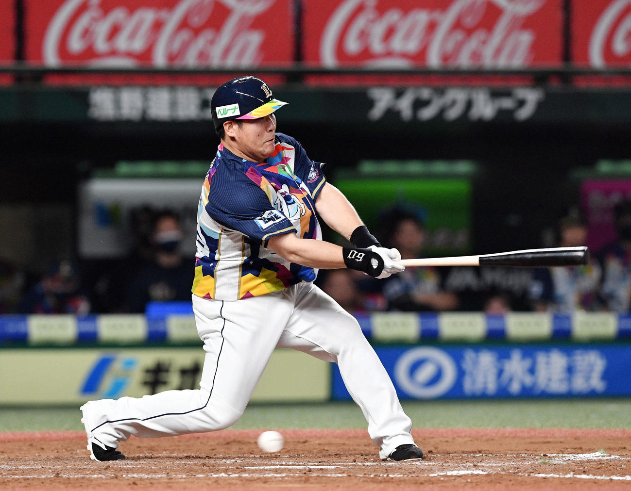 西武対ロッテ　9回裏西武2死一塁、中村は空振り三振に倒れる（撮影・滝沢徹郎）