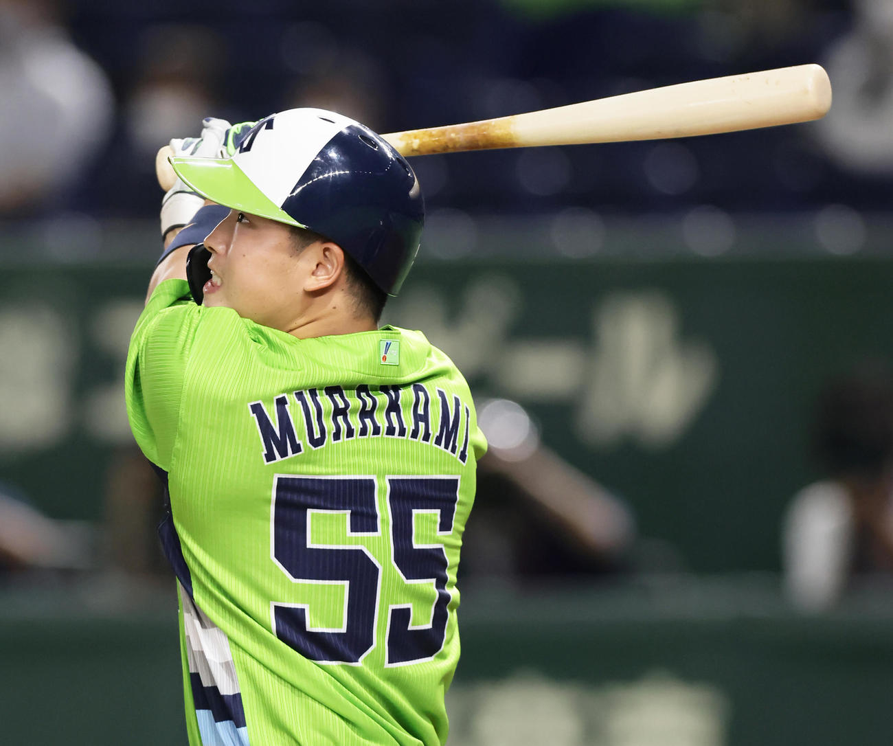 巨人対ヤクルト　8回表ヤクルト2死二塁、左中間へ2点本塁打を放つ村上（撮影・足立雅史）