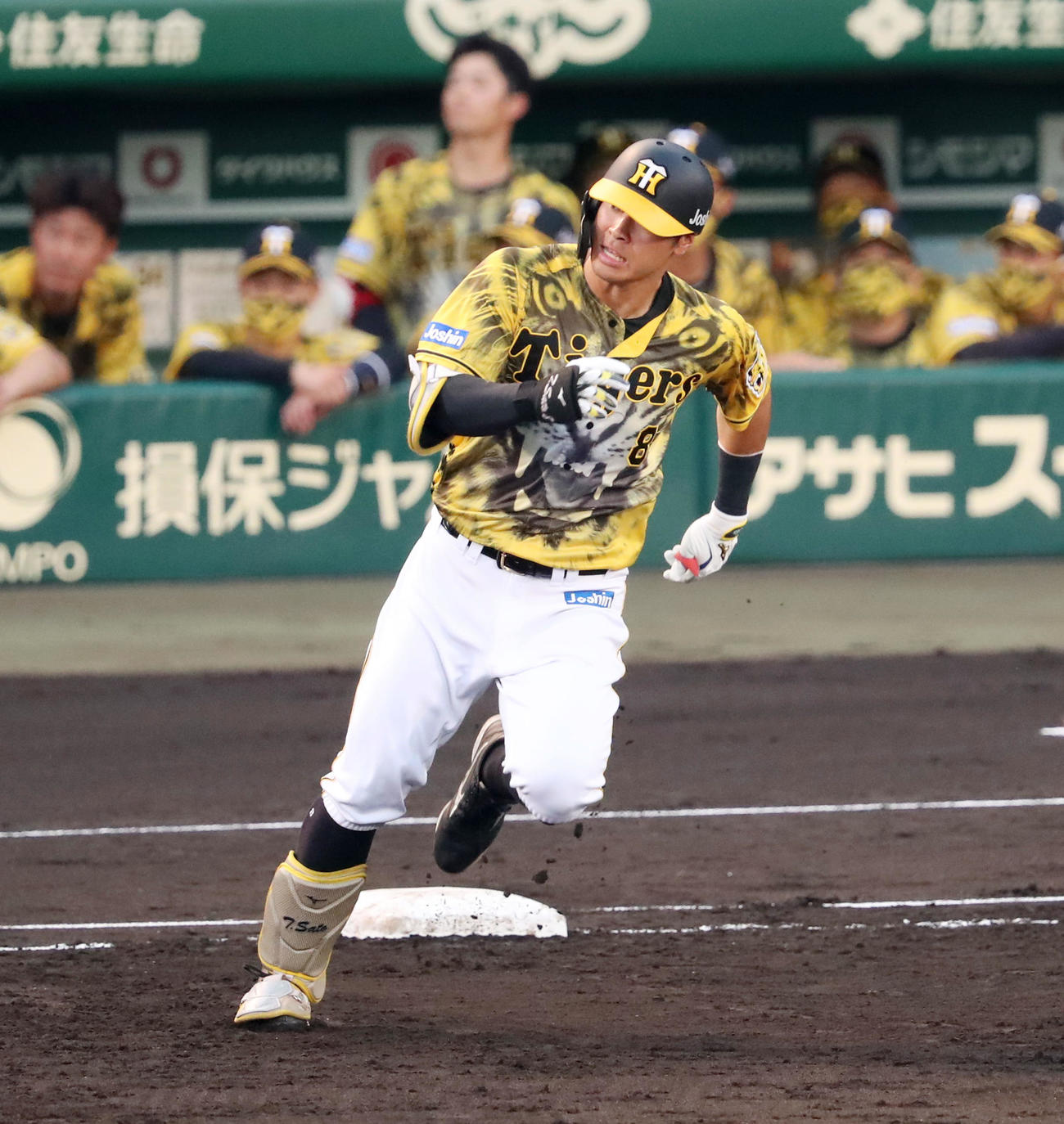 阪神対DeNA 2回裏阪神1死、佐藤輝は右線二塁打を放つ（撮影・加藤哉）