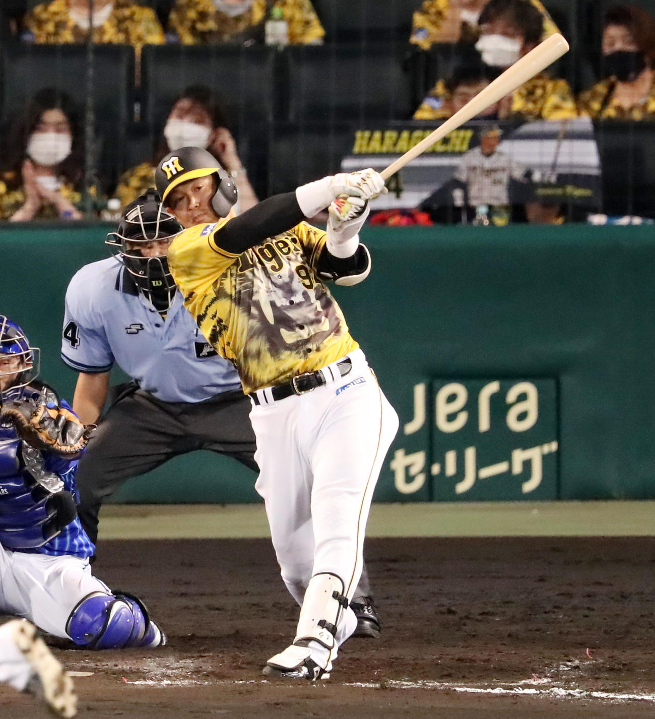 阪神対DeNA 8回裏阪神1死、代打原口は左前打を放つ（撮影・加藤哉）