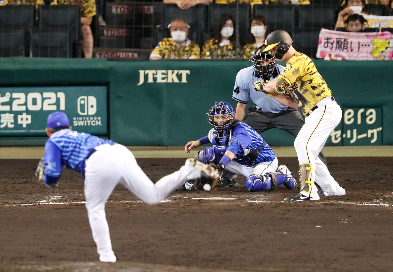 阪神対DeNA 8回裏阪神2死満塁、サンズは四球を選んで押し出しとなる。投手は山崎（撮影・加藤哉）