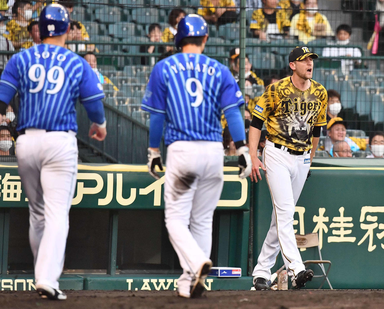 阪神対DeNA 2回表DeNA2死満塁、桑原将志の右前先制2点適時打でソト（左）と大和の生還を許し雄たけびをあげて悔しがるガンケル（撮影・上田博志）