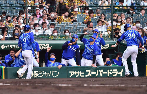 阪神対DeNA 2回表DeNA2死満塁、桑原将志の適時打で生還したソト(右)と大和を出迎えるDeNAナイン(撮影・上田博志)