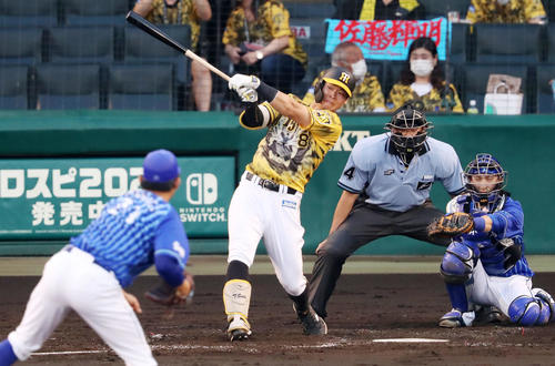 阪神対DeNA 2回裏阪神1死、佐藤輝は右線二塁打を放つ。投手は今永(撮影・加藤哉)