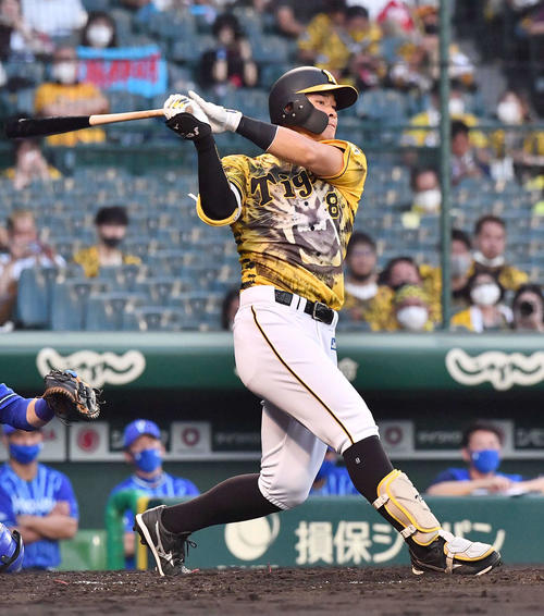 阪神対DeNA 2回裏阪神1死、右翼線へ二塁打を放つ佐藤輝(撮影・上田博志)
