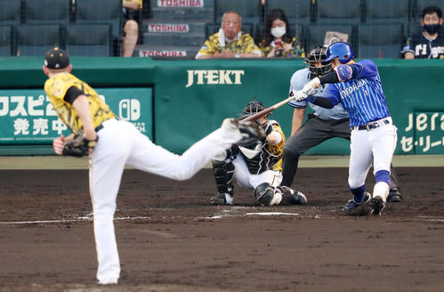 阪神対DeNA 2回表DeNA2死満塁、桑原は右前適時打を放つ。投手はガンケル(撮影・加藤哉)