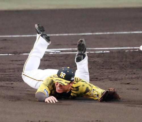 阪神対DeNA 2回表DeNA2死満塁、陽川は桑原の打球に横っ跳びするが捕球できず右前適時打となる(撮影・加藤哉)