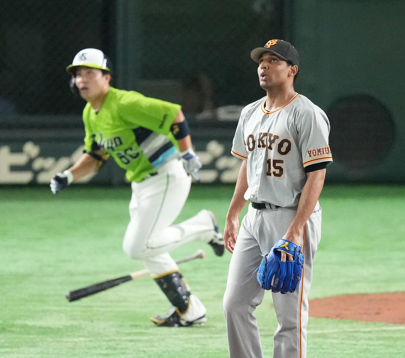 巨人対ヤクルト　2回表ヤクルト1死、吉田成（左）に勝ち越しの本塁打を打たれるサンチェス（撮影・菅敏）
