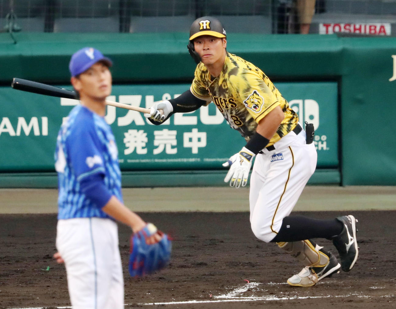 2回裏阪神2死、佐藤輝は左中間に二塁打を放つ。投手坂本（撮影・加藤哉）