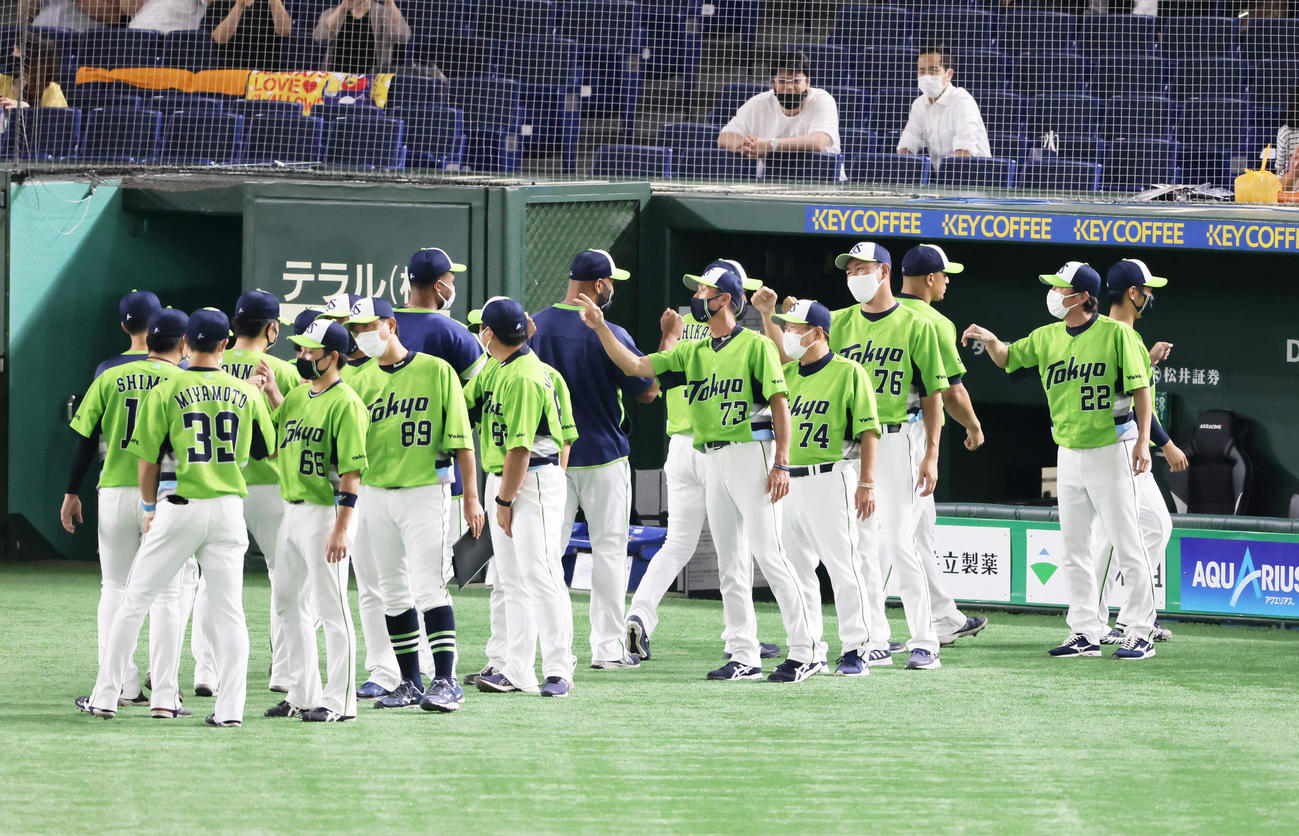 巨人対ヤクルト　勝利しタッチを交わすヤクルト高津監督（右から2人目）ら（撮影・足立雅史）