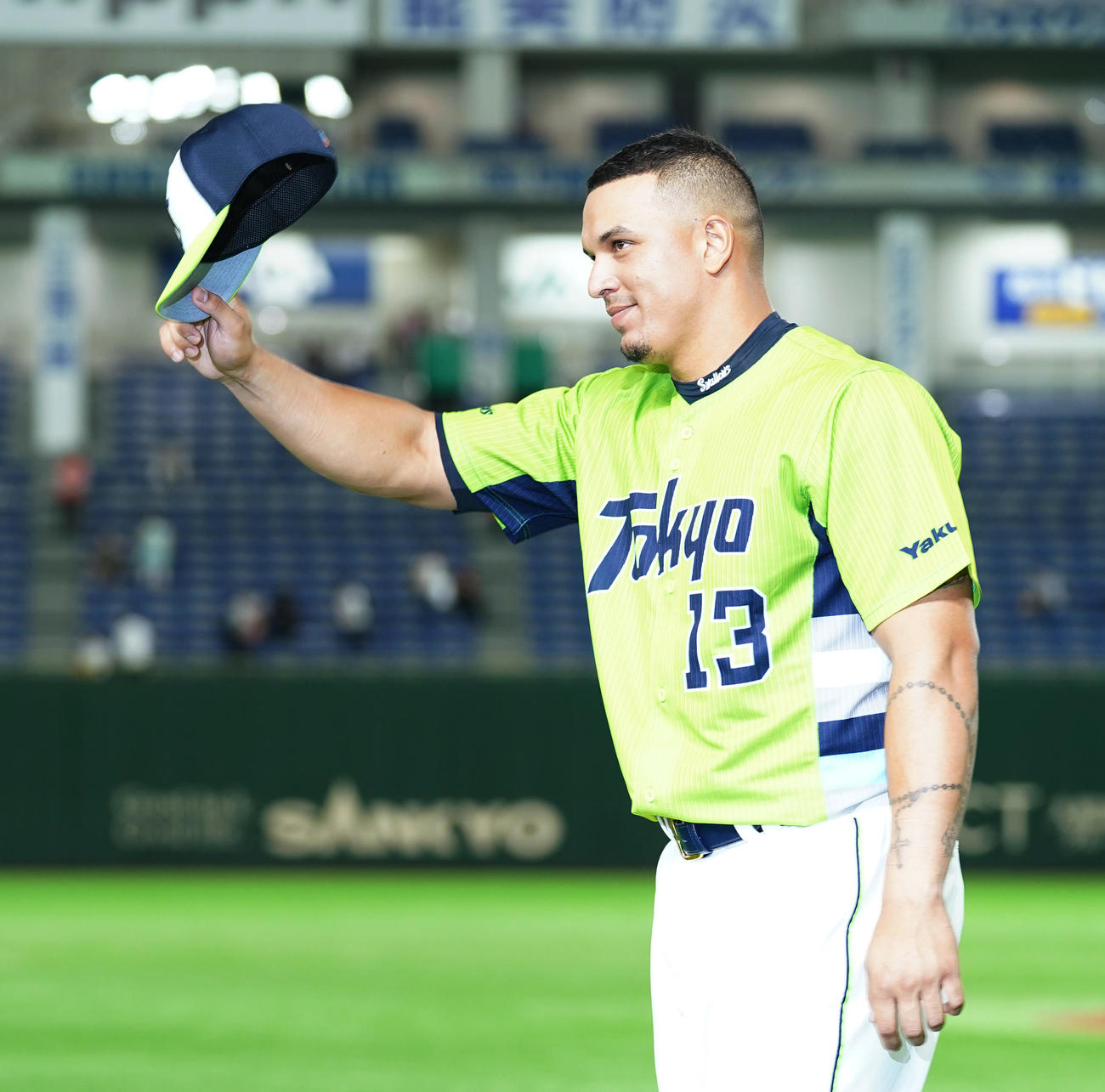 巨人に勝利し、スタンドにファンの拍手に応えるヤクルトオスナ（撮影・菅敏）