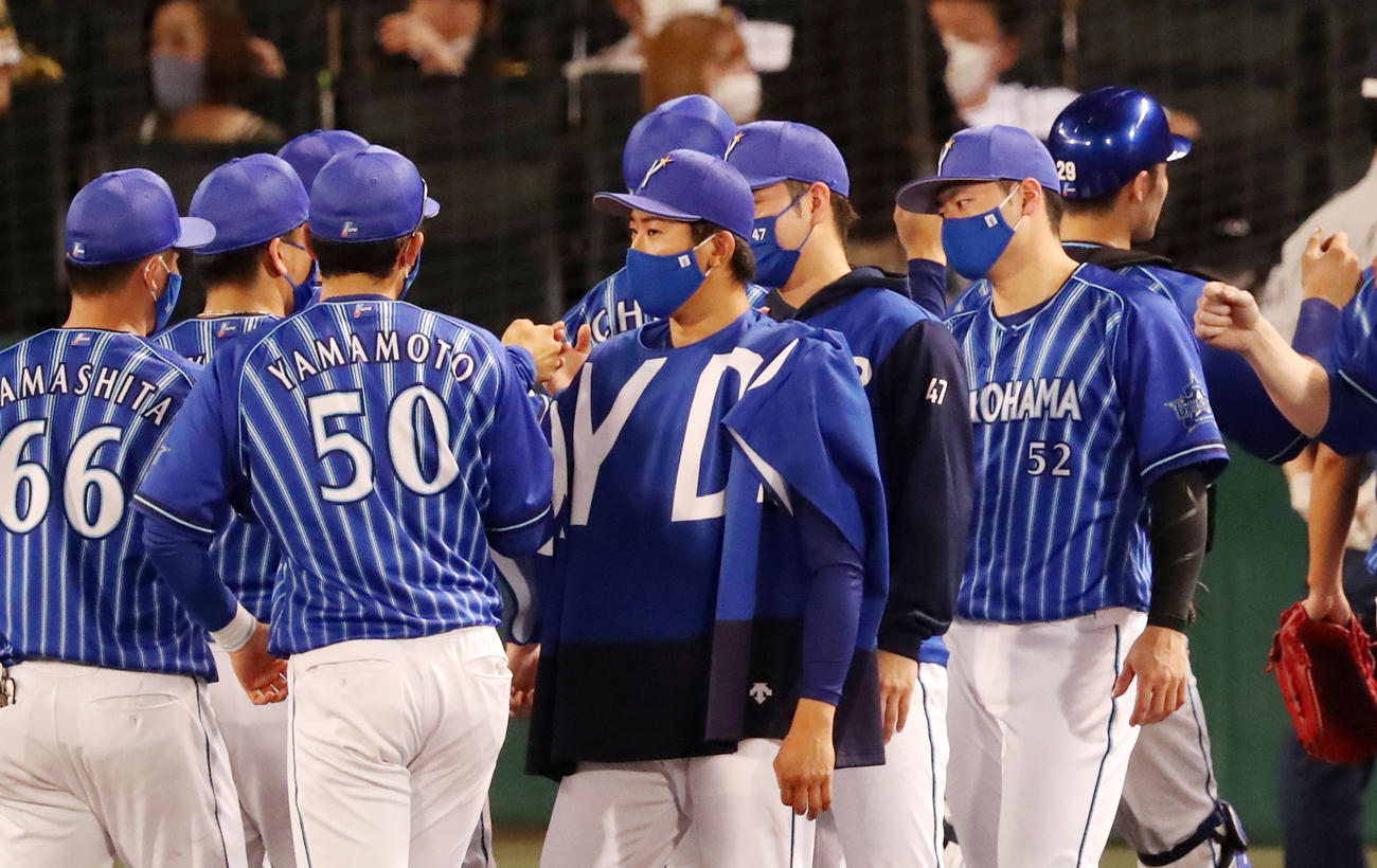 阪神対DeNA　阪神に勝利しナインを迎えるDeNA今永（撮影・加藤哉）