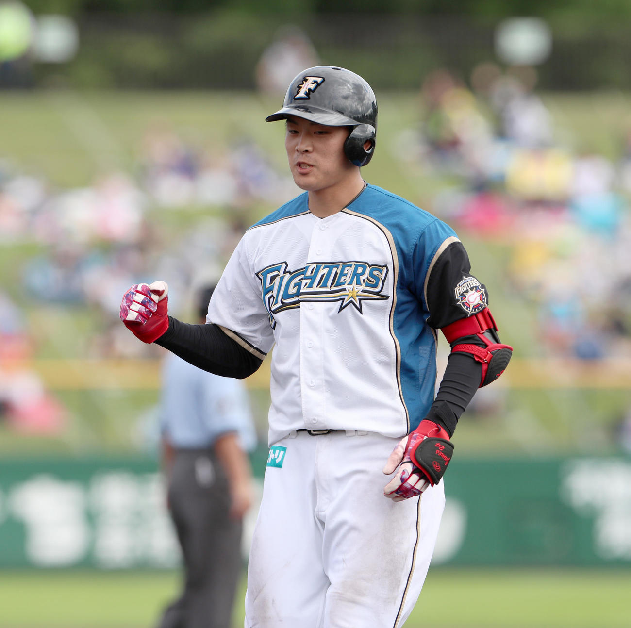 日本ハム対オリックス　6回裏日本ハム2死二、三塁、野村は逆転となる左前適時打を放ちガッツポーズをする（撮影・佐藤翔太）