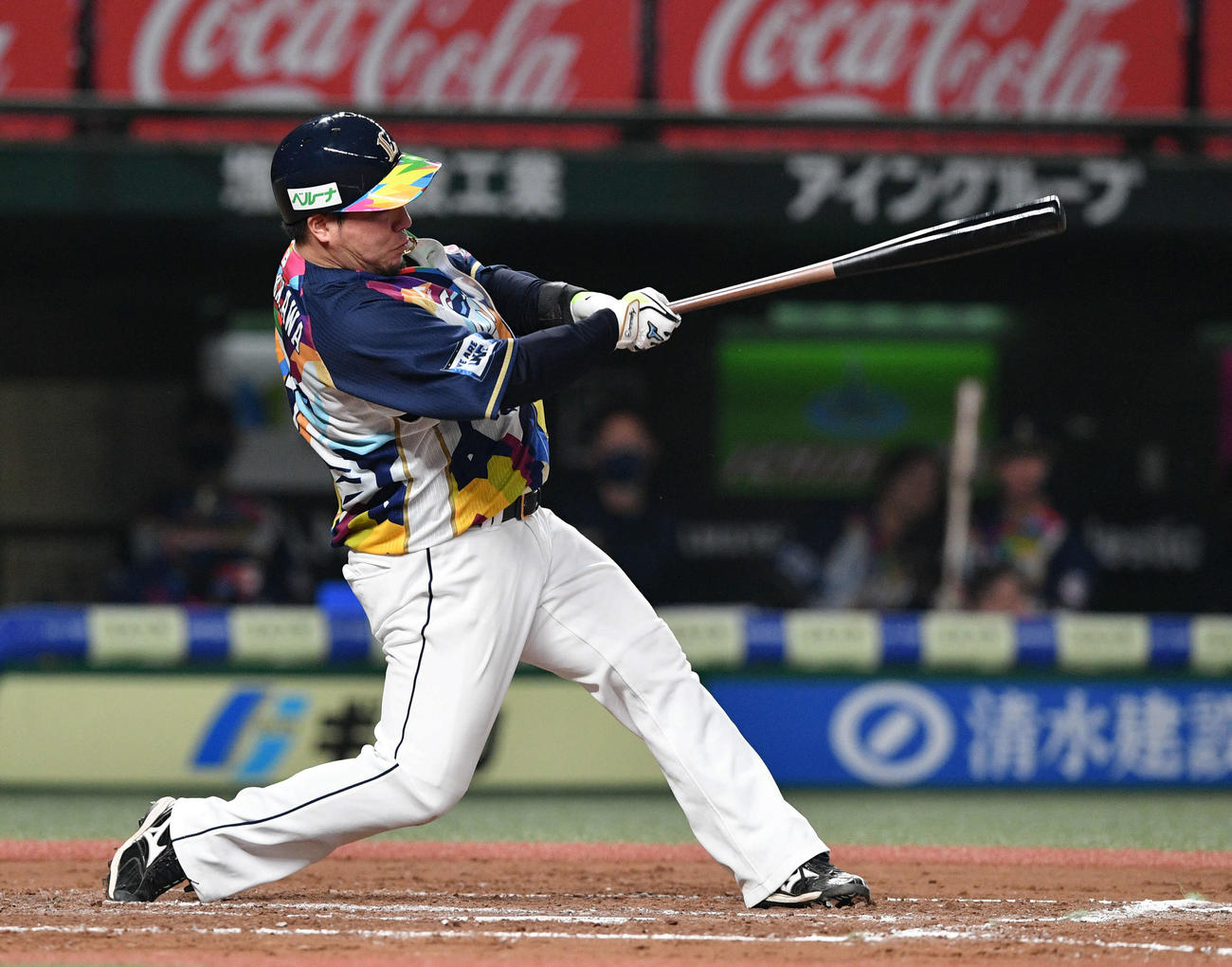 西武対ロッテ　8回裏西武無死一塁、山川は左越え2点本塁打を放つ（撮影・滝沢徹郎）