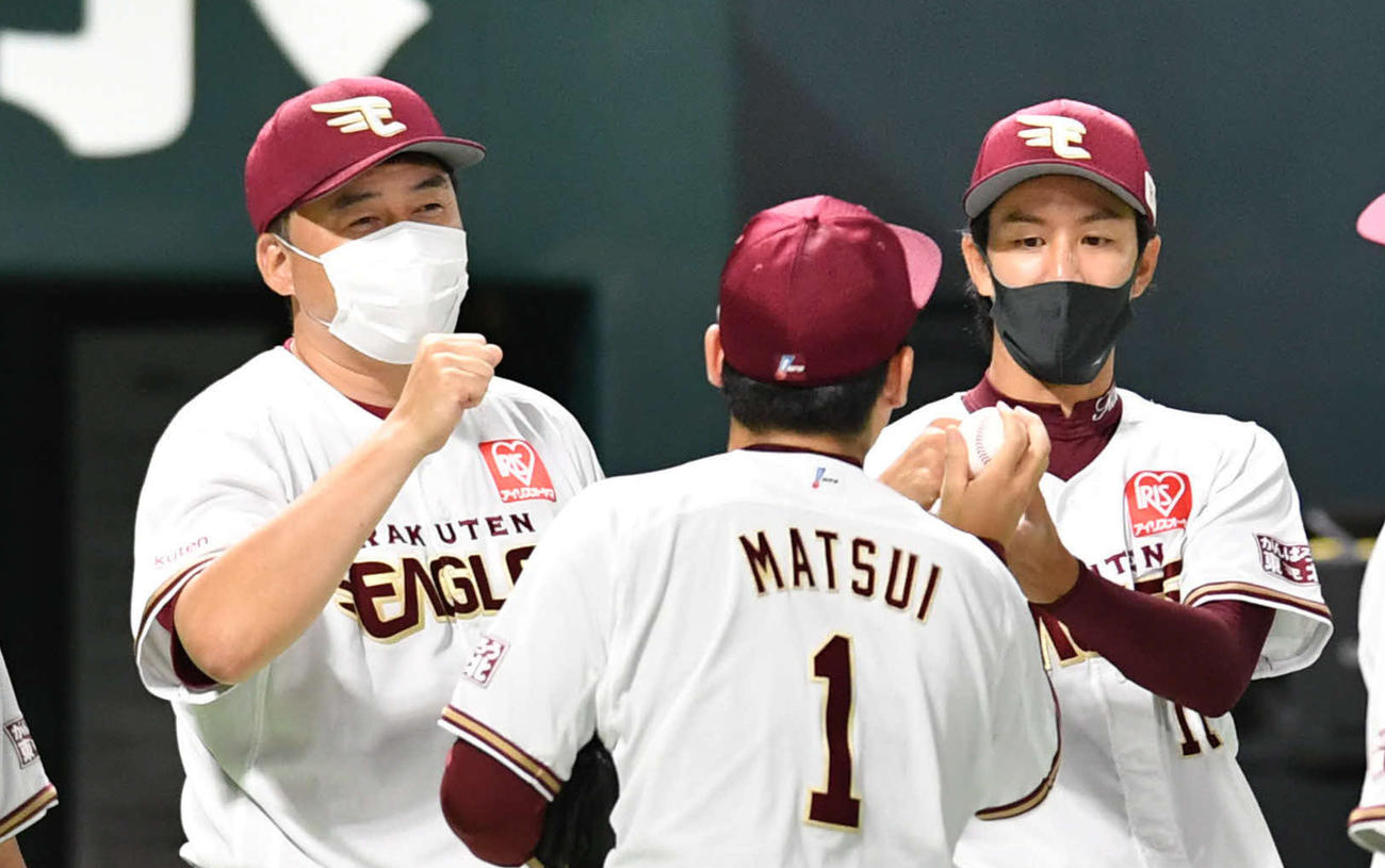 ソフトバンク対楽天　ソフトバンクに勝利し、松井（中央）から勝利球を受け取る岸（右）、左は石井監督（撮影・岩下翔太）