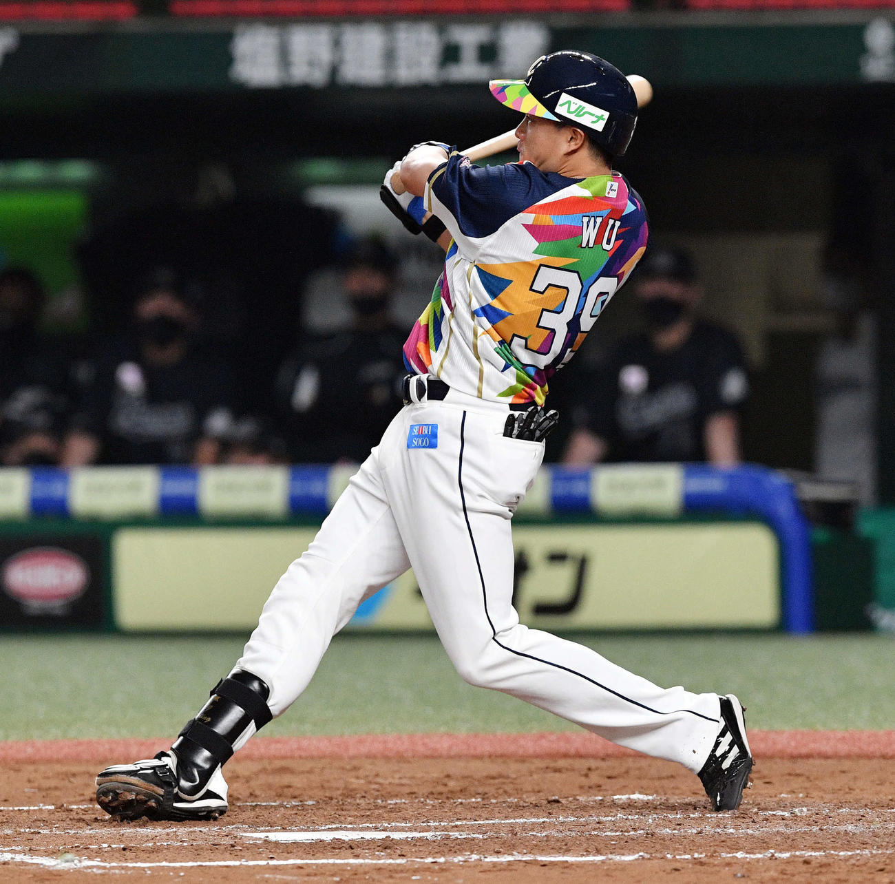 西武対ロッテ　3回裏西武2死一、三塁、呉は右中間へ3点本塁打を放つ（撮影・滝沢徹郎）