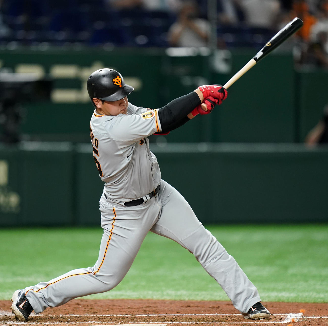 巨人対ヤクルト　3回裏巨人1死一塁、右越え2点本塁打を放つ岡本和（撮影・横山健太）