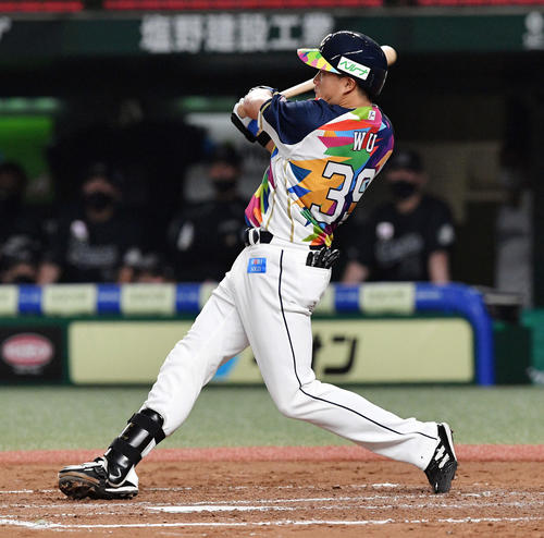 西武対ロッテ　3回裏西武2死一、三塁、呉は右中間へ3点本塁打を放つ（撮影・滝沢徹郎）