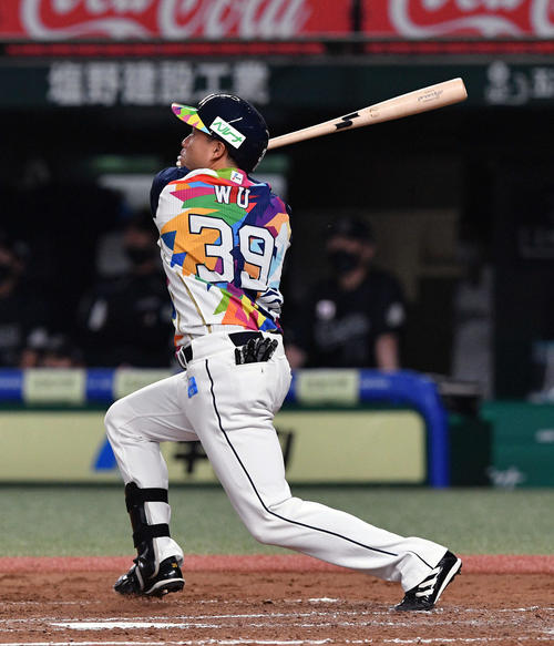 西武対ロッテ　3回裏西武2死一、三塁、呉は右中間へ3点本塁打を放つ（撮影・滝沢徹郎）