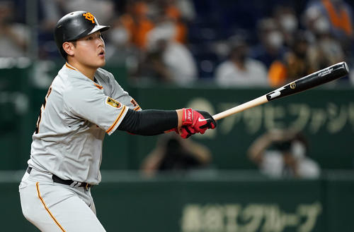 巨人対ヤクルト　3回裏巨人1死一塁、右越え2点本塁打を放つ岡本和（撮影・横山健太）