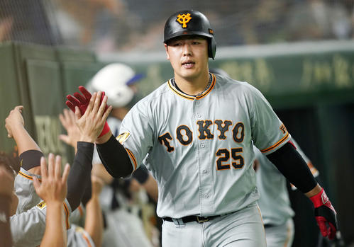 巨人対ヤクルト　3回裏巨人1死一塁、右越え2点本塁打を放ちナインとタッチを交わす岡本和（撮影・横山健太）