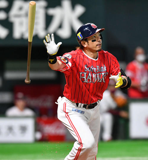 ソフトバンク対楽天　5回裏ソフトバンク無死一塁、松田は右越え2点本塁打を放つ（撮影・岩下翔太）