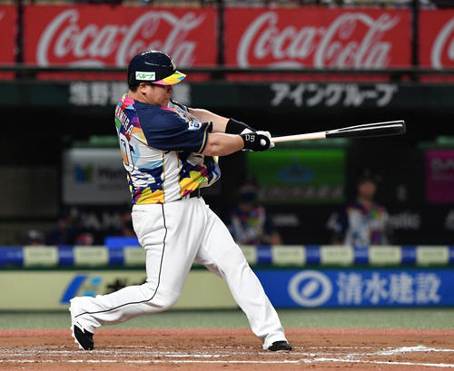 西武対ロッテ　7回裏西武2死二塁、中村は左越え2点本塁打を放つ（撮影・滝沢徹郎）