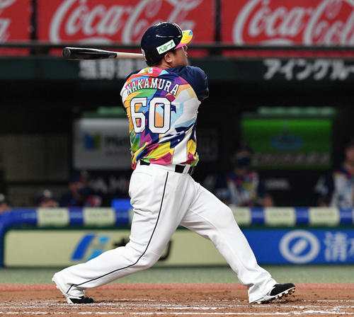 西武対ロッテ　7回裏西武2死二塁、中村は左越え2点本塁打を放つ（撮影・滝沢徹郎）