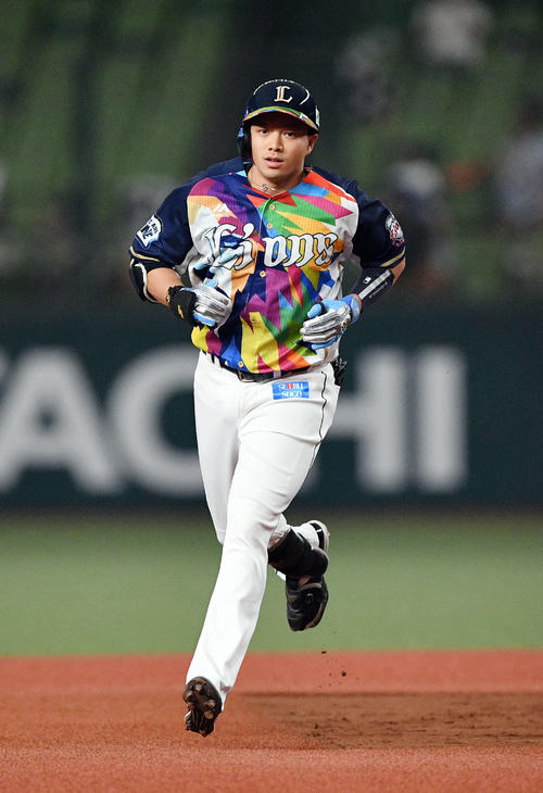 西武対ロッテ　3回裏西武2死一、三塁、呉は右中間へ3点本塁打を放ちベースを回る（撮影・滝沢徹郎）