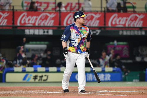 西武対ロッテ　7回裏西武2死二塁、中村は左越え2点本塁打を放つ（撮影・滝沢徹郎）