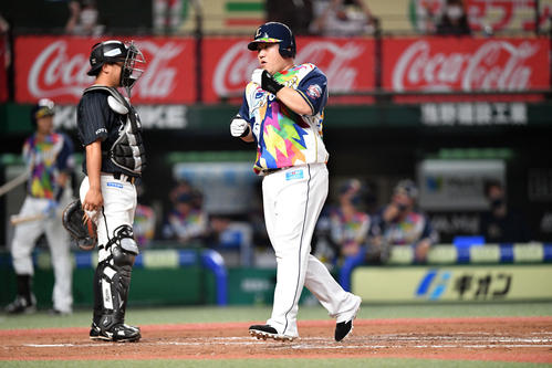 西武対ロッテ　7回裏西武2死二塁、左越え2点本塁打を放った中村は生還しガッツポーズする（撮影・滝沢徹郎）