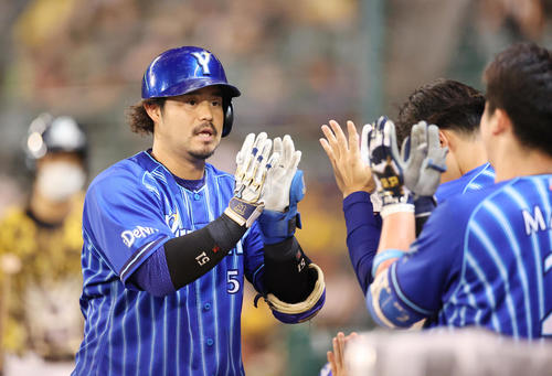 阪神対DeNA 8回表DeNA無死、左越え本塁打を放つ宮崎（撮影・清水貴仁）