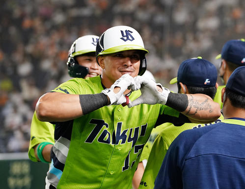 巨人対ヤクルト　6回表ヤクルト1死一、二塁、左中間に3点本塁打を放ち、カメラに向かってポーズをとるオスナ（撮影・菅敏）
