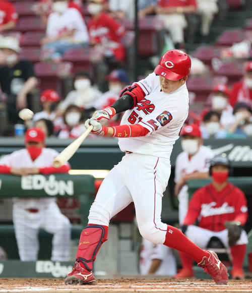 4回裏広島1死、小園海斗は先制の右中間越え本塁打を放つ（撮影・加藤孝規）