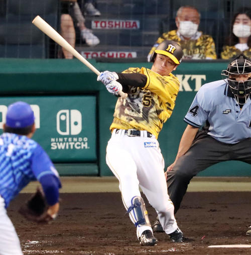 阪神対DeNA3回裏阪神1死、近本は右越え本塁打を放つ（撮影・加藤哉）