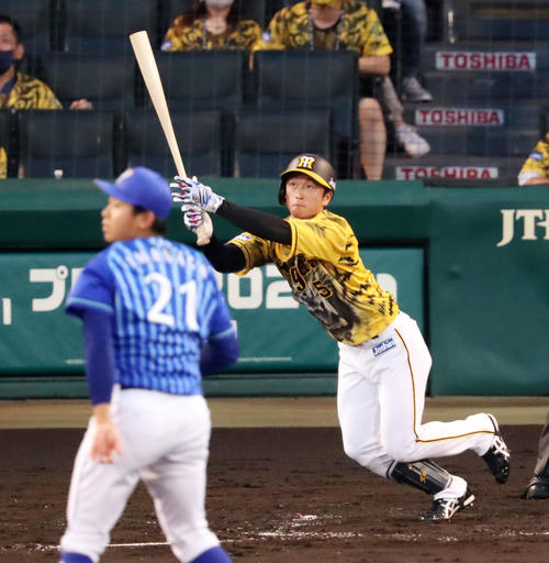 阪神対DeNA3回裏阪神1死、近本は右越え本塁打を放つ。投手は今永（撮影・加藤哉）