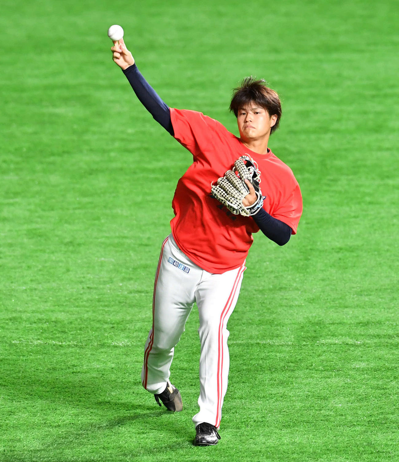 ソフトバンク対楽天　キャッチボールを行う甲斐野（撮影・岩下翔太）