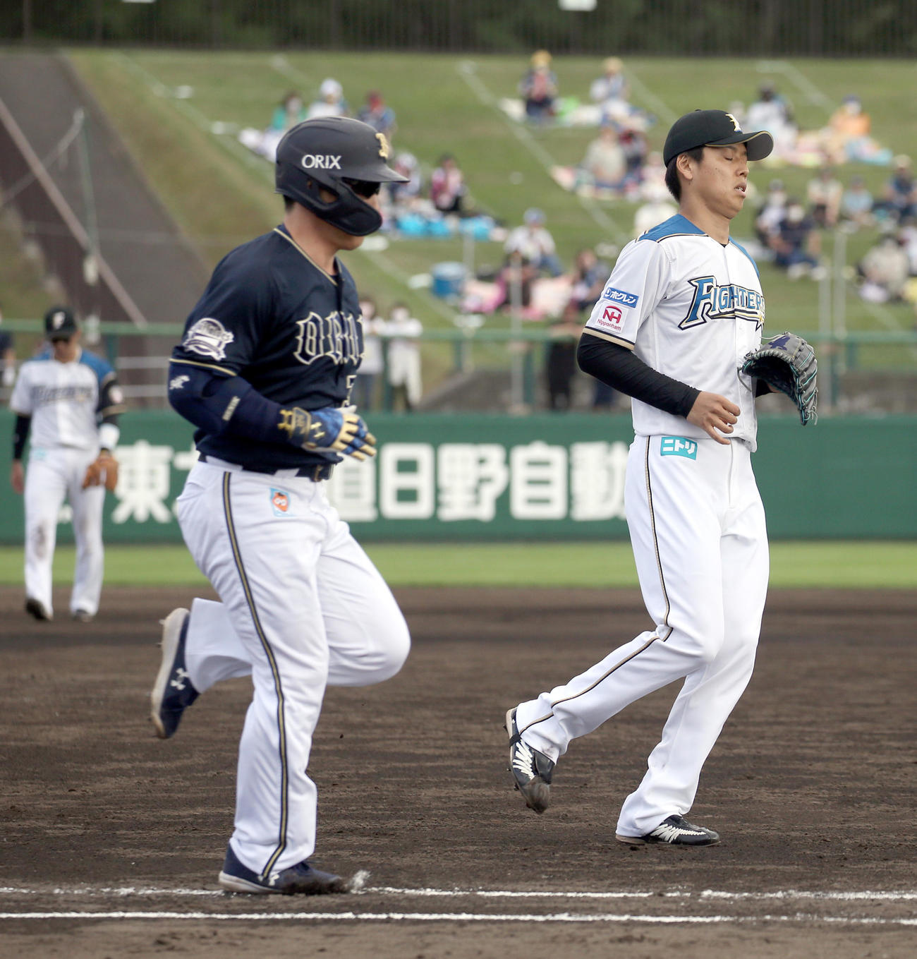 日本ハム対オリックス　9回表オリックス無死、吉田正（左手前）を二ゴロに仕留める杉浦（撮影・佐藤翔太）