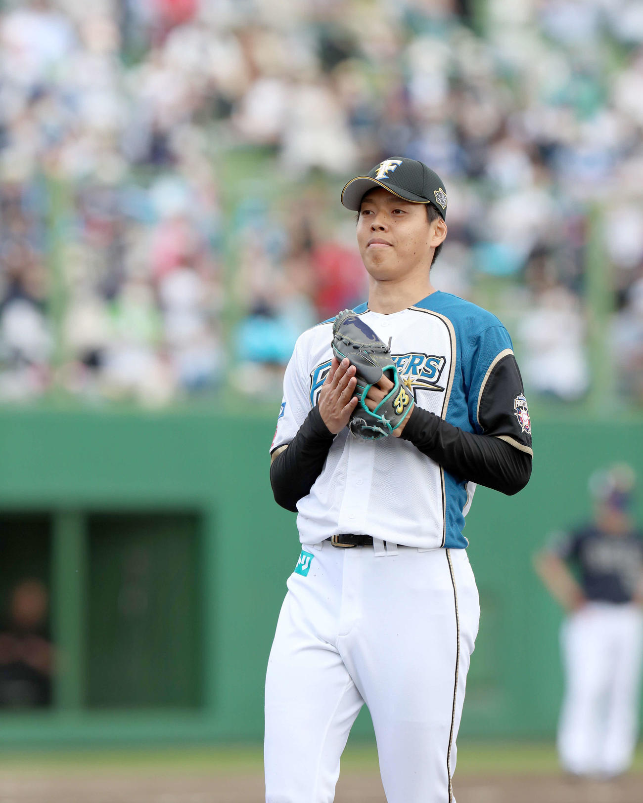 日本ハム対オリックス　試合終了後、グラブをたたく日本ハム杉浦（撮影・佐藤翔太）