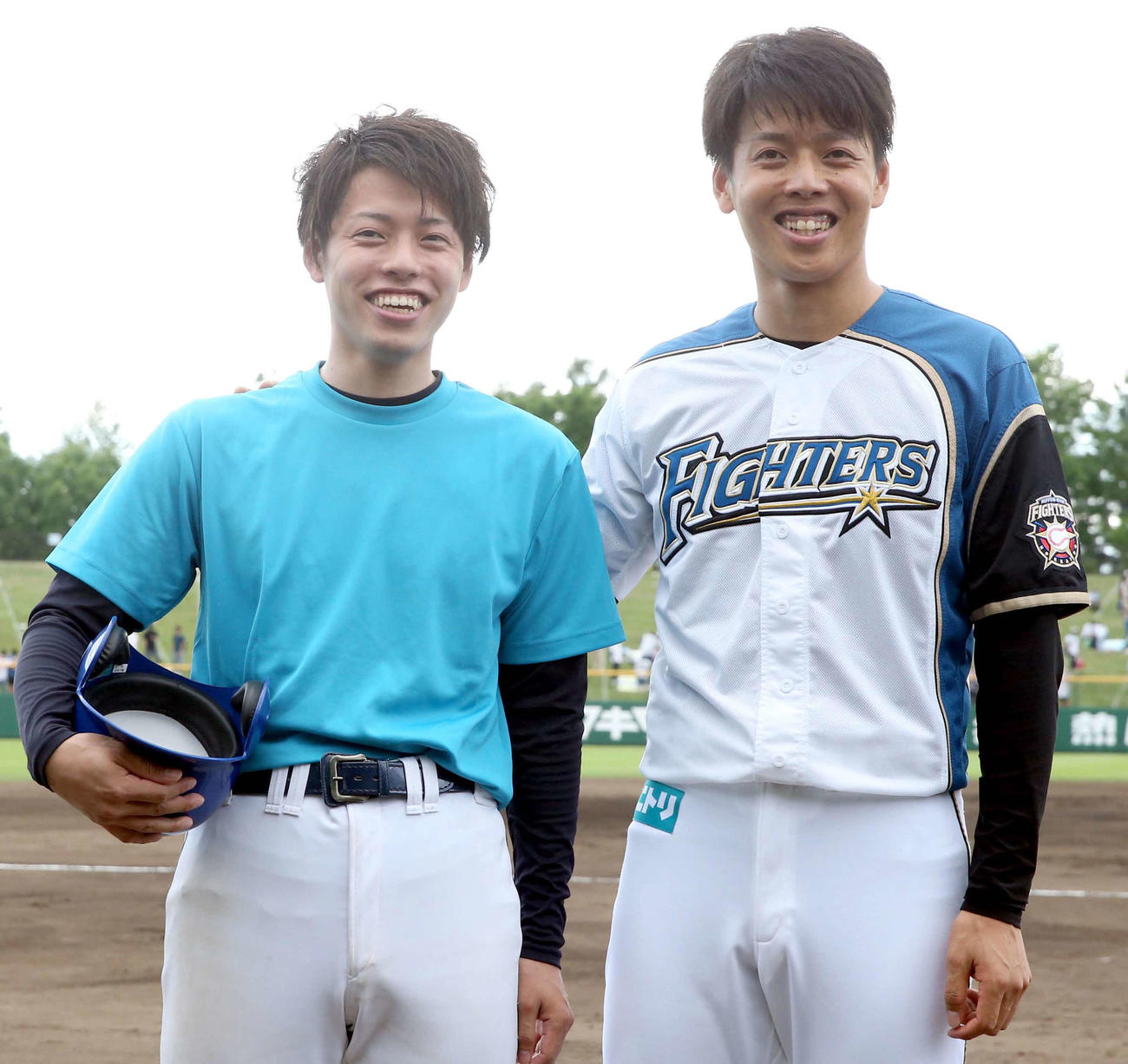 日本ハム対オリックス　試合後、日本ハム杉浦（右）と記念撮影するボールボーイを務めた弟大介さん（撮影・黒川智章）
